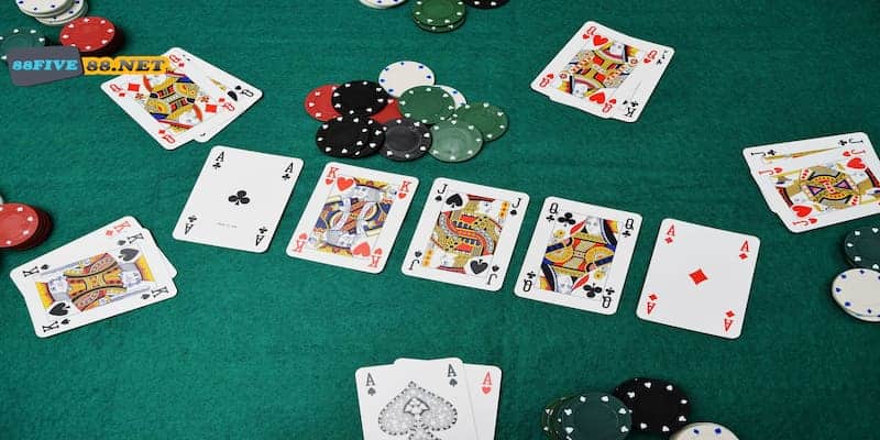 Poker tuy có lối chơi đơn giản nhưng đòi hỏi nhiều kinh nghiệm từ người chơi